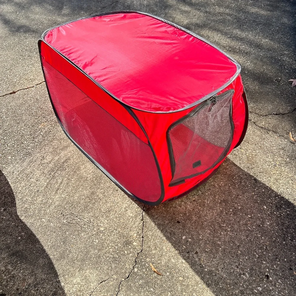 Collapsible Red Dog Pin with Mesh Sides & Zipper Window Door